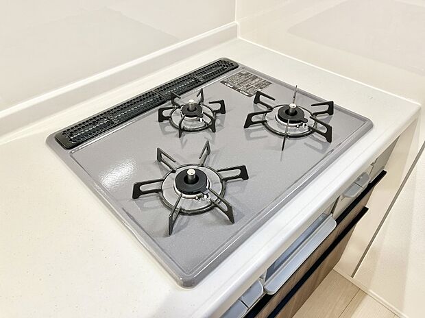 ガスコンロはSiセンサー搭載。火力調節や焦げ付き・消し忘れも防いでくれます。