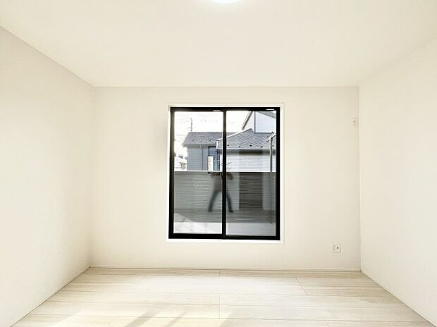 明るいバルコニーサイドに洋室を設置。目覚めの良い寝室に。