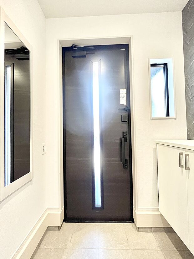 〜Entrance〜　家の中でお客様を迎える最初の場所である玄関は、家の印象そのものです！豊富な玄関収納で、常に綺麗に保つことが出来ます♪玄関にはたっぷり収納の下駄箱を完備！