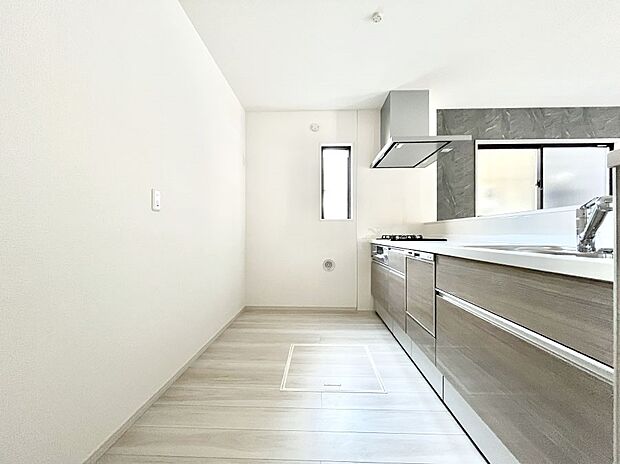 〜Kitchen〜　自然光が入る窓のあるキッチン☆毎日使う場所だからこそ、使い勝手を考慮しました。ゆったりとしたキッチンコーナーは質感豊かな仕上がりとなっております。