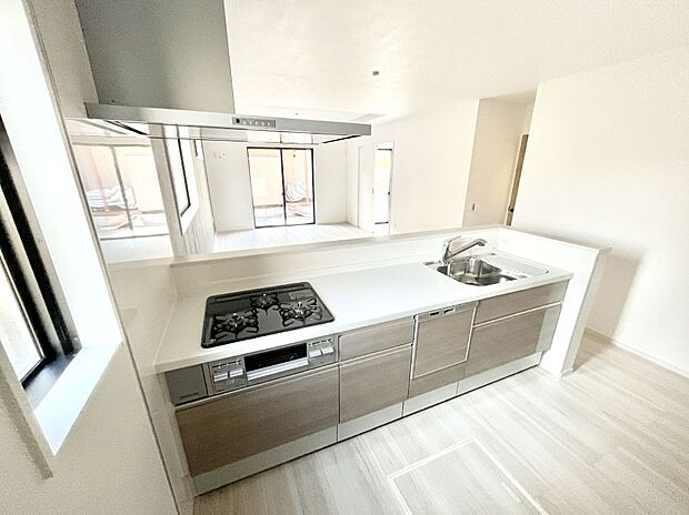 〜Kitchen〜  リビングが見渡せるカウンターキッチン。  料理をしながら家族とコミュニケーションをとれるだけでなく、大きな開放感も得ることができます。  お子様の成長も感じることができますね！