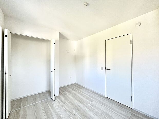 〜Bed Room〜  全居室には収納クローゼットを完備！普段使いのお洋服や小物はもちろん、季節物のお洋服などもしっかりと整理整頓おしまい頂けます。  居室空間を広く使用できますね。