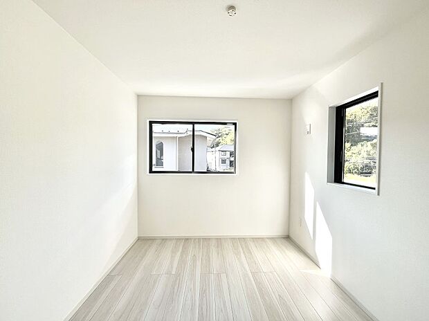 〜Bed Room〜　子供部屋はお子様にとって大変重な役割があります。子供一人で過ごす空間を与えることで、宿題や勉強時間も自然と増えまた自ら部屋の片付けや掃除なども促すことに繋がります。