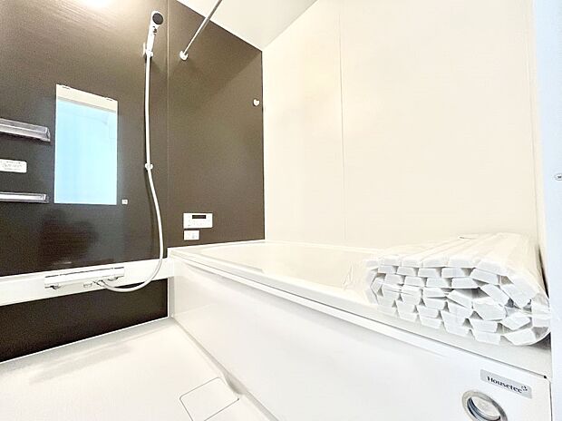 〜Bath Room〜　落ち着いた雰囲気の浴室で明日に向けてリフレッシュ。浴室乾燥機能も付いているので隣の洗濯機置き場で洗い上がった洗濯物を、雨の日も天気を気にせず乾燥させることも可能です。