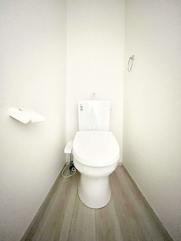 〜Toilet〜　綺麗・スッキリ・快適なウォシュレット付トイレでくつろげる空間です。トイレは毎日使わざるを得ないもの。いつも清潔を保ちたいですね。トイレが2ヶ所あるので朝の混雑時に便利です！
