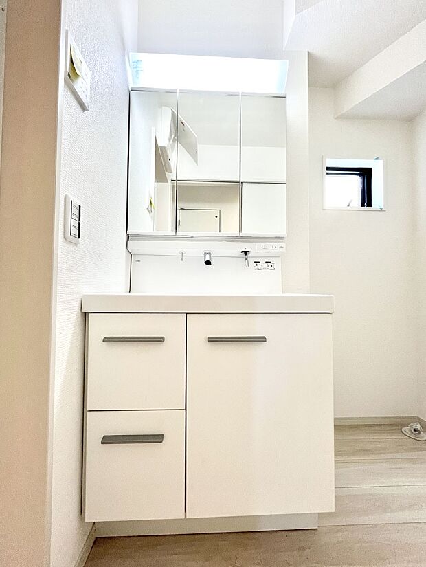 〜Dressing Room〜　十分な大きさの洗面台は収納もさる事ながら、身だしなみチェックや歯磨きなど、朝の慌ただしい時間でもホテルライクなスペースで余裕とゆとりを感じて頂けます。