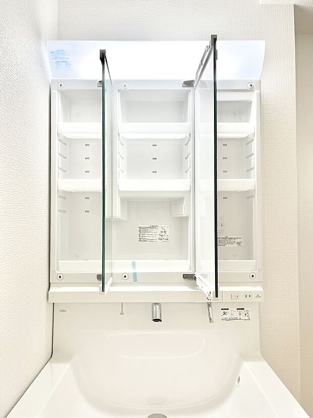 三面鏡の裏に、化粧品や衛生用品などを収納可能。洗面台をすっきりと保ちます！