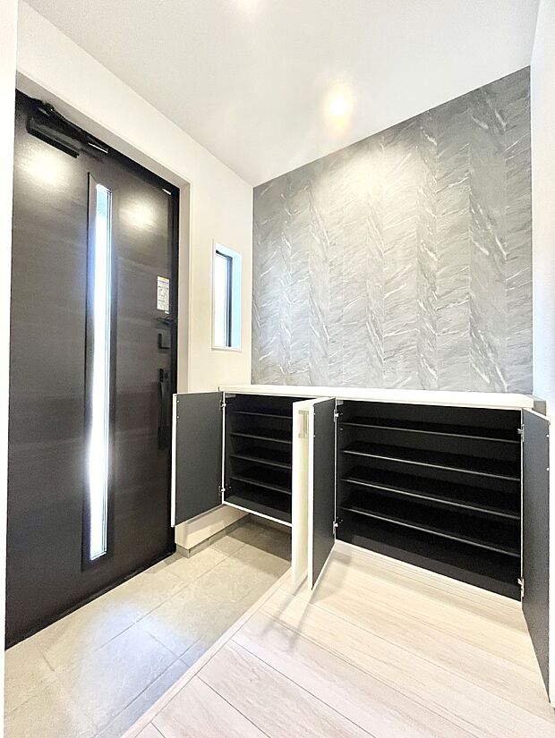 たっぷり収納できるシューズボックスで家族全員の靴も、玄関すっきり。  