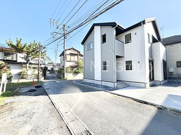 〜Exterior〜　前面道路は閑静な住宅地をはしる車通りの少ない道路。駐車の出し入れもらくらくです！ご不明点・現地見学のご希望は、お気軽にお問い合わせください！