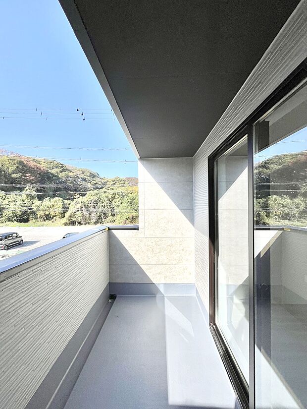 〜Balcony〜　南向きのバルコニーの前には雲以外に太陽を遮るものがありません。お洗濯物も乾きやすく、何より明るく気持ちのいい光が入ってきます。使いやすく開放的なバルコニーです♪