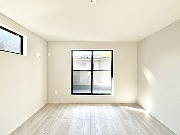 〜Bed Room〜　2面採光を確保した明るい室内は、風通しも良く、大変居心地の良い空間となっております。爽やかな風を感じて起きる朝は、快適生活の始まりに！日当たりや通風がとても良い住まい♪