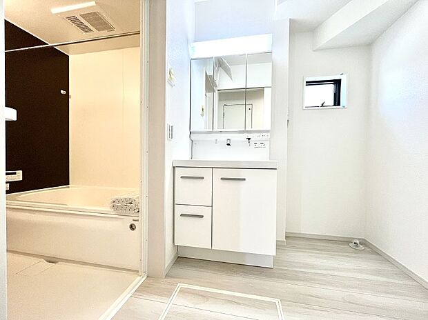 〜Dressing Room〜　暗くなりがちな洗面所も窓があると採光と換気が可能なので気持ちよくお使い頂けます。三面鏡タイプの洗面台は鏡裏収納で散らかりがちな洗面所もスッキリ♪