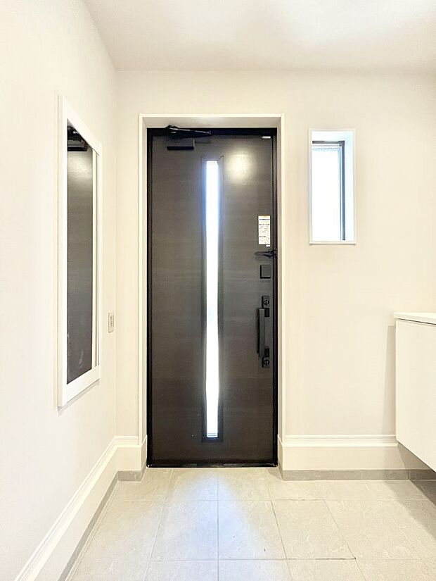 ◆2号棟◆〜Entrance〜　玄関は家の顔といわれますが我が家のセンスをさりげなく感じさせる魅力ある玄関造りも楽しみの一つ。帰宅する度に家族がほっとできる心地よい空間造りも大切ですね♪