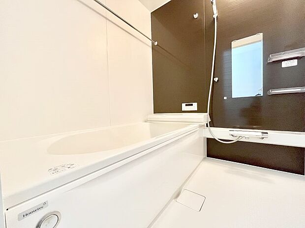 ◆2号棟◆〜Bath Room〜　足を伸ばして入浴することが可能！一日の疲れを癒す貴重なバスタイムです。お子様とご一緒でも十分な広さなので、リビングとは違った家族団欒のひと時をお楽しみいただけます。
