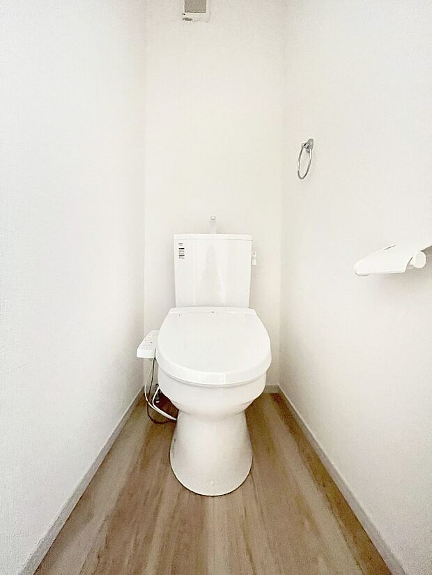 ◆2号棟◆〜Toilet〜　清潔感のある水回り♪トイレはウォシュレット付きです◎トイレは毎日使わざるを得ないもの。いつも清潔を保ちたいですね。トイレが2ヶ所あるので朝の混雑時に便利です！
