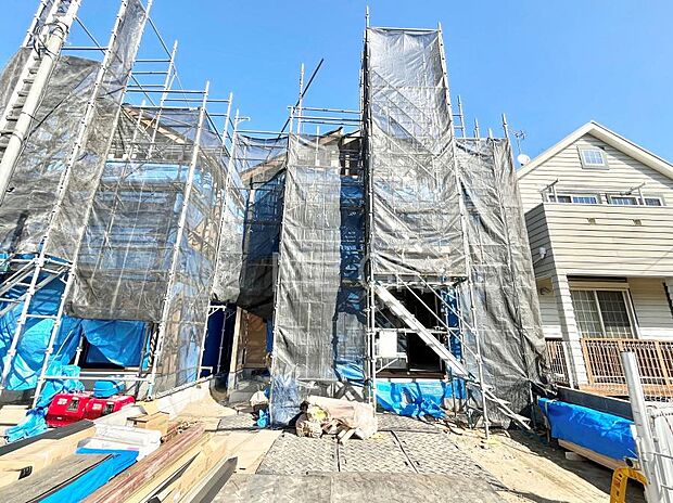 ◆2号棟◆〜Exterior〜 毎日のお散歩も快適な緑に恵まれた閑静な住宅地は、伸び伸びスローライフを叶えてくれます。自然豊富な季節の移ろいを身近に感じられる、子育てに適した環境です。