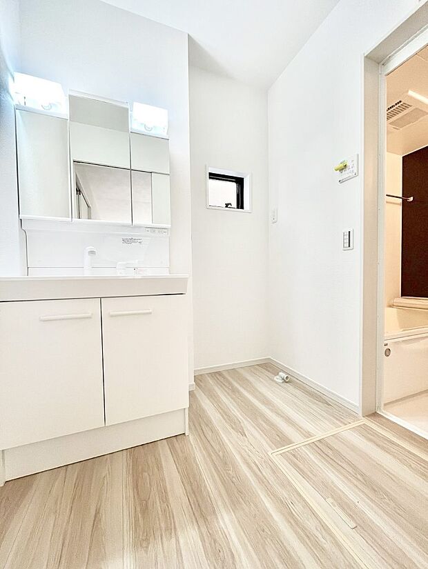 ◆2号棟◆〜Dressing Room〜　明るく清潔感溢れるパウダールーム。毎日使う場所だからこそ、快適な空間となっております。シャンプードレッサーを採用しておりますので、朝シャンも手軽に出来ます。