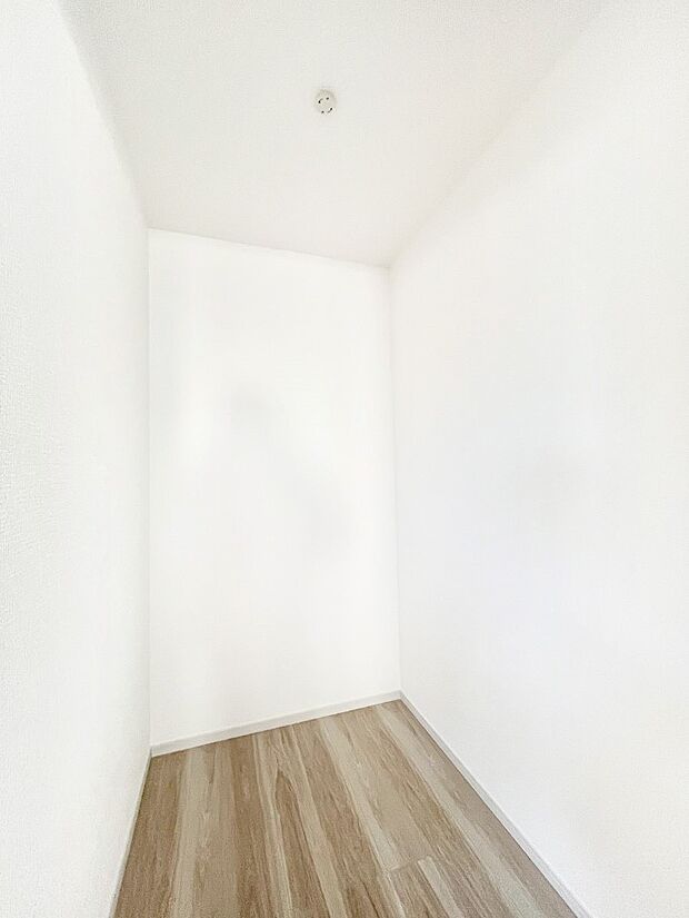 ◆2号棟◆〜Walk-in Closet〜　たくさんの洋服をかけてもシワになりにくいウォークインクローゼット。洋服以外にも、普段使わない家電やスーツケース、ストック品など何でも片付く嬉しい空間です。