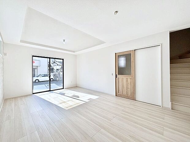 ◆1号棟◆〜Living〜　飽きの来ないシンプルでおしゃれなLDK。大きな窓から日差しが差し込むので室内も明るく、家族の憩いの場としてピッタリです。開放感と日当たりの良さを是非ご覧ください！