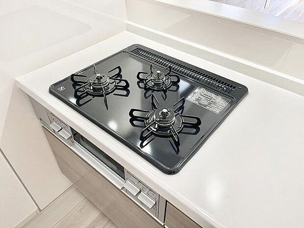 ◆1号棟◆三口ガスコンロでお料理が一気にはかどりそう。  