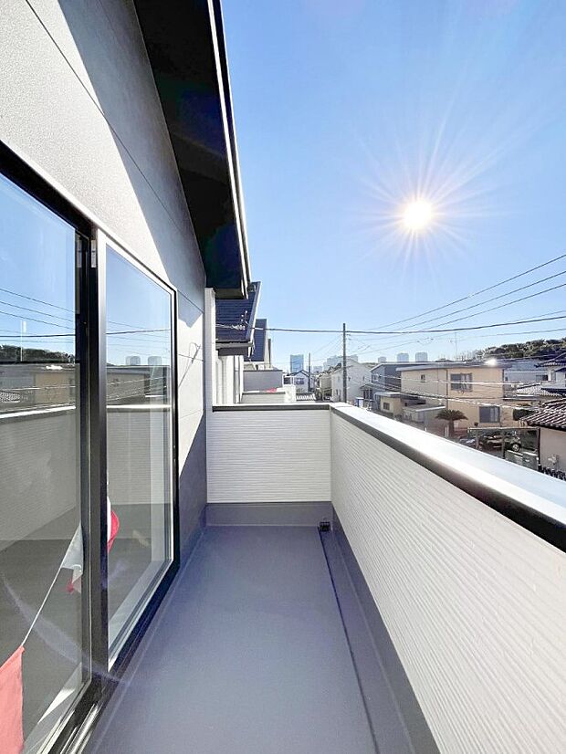 ◆1号棟◆〜Balcony〜  バルコニーは温かい陽がさしこみ、お布団や洗濯物を気持ちよく干すことができます。使いやすく開放的なバルコニーです♪陽ざしがたっぷり降り注ぐ、バルコニー付き住まい。  
