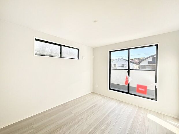 ◆1号棟◆〜Bed Room〜　バルコニーからの明るい日差しが差し込みます。柔らかい陽光が差し込む明るいお部屋を演出する設計。彩光の取れる窓が気持ちの良いお部屋を創り上げます。