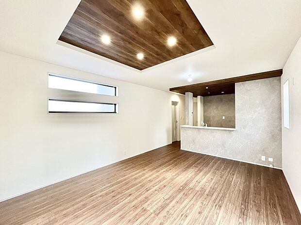 明るい陽光が注ぎ、寛ぎの雰囲気に満たされるリビング・ダイニング。 　