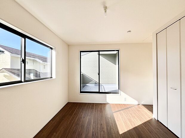 明るいバルコニーサイドに洋室を設置。目覚めの良い寝室に。　