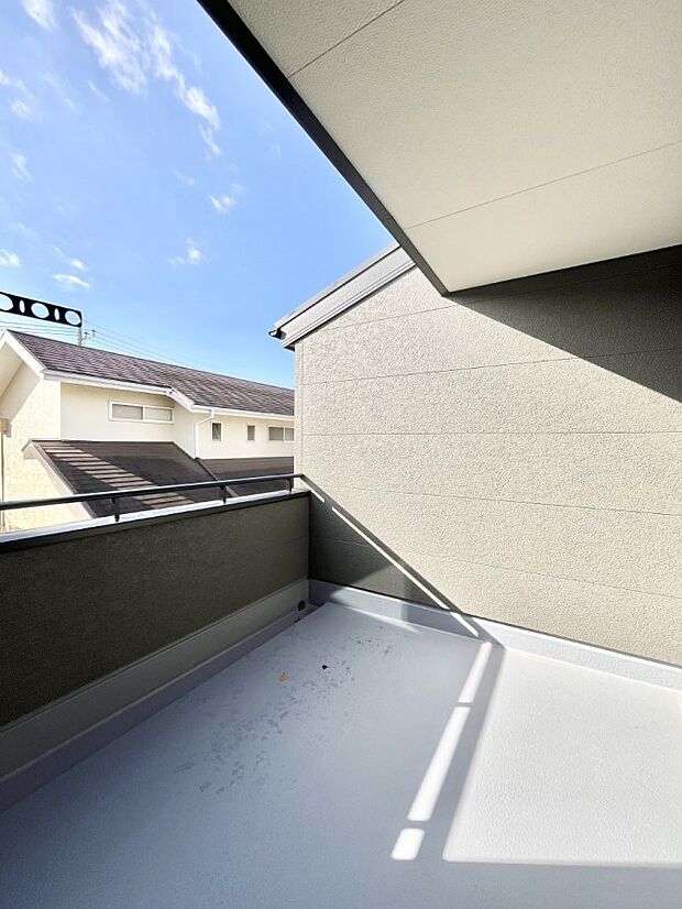 ゆったりバルコニーだから沢山お洗濯ものを干せます。　