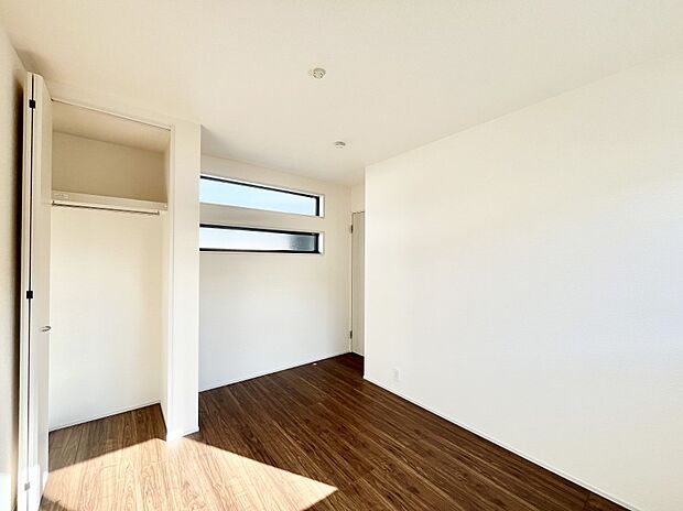 やさしい光がさしこむ居室はしっかり収納付き　