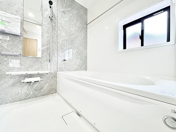 一日の疲れを癒してくれる明るい清潔感のあるバスルーム