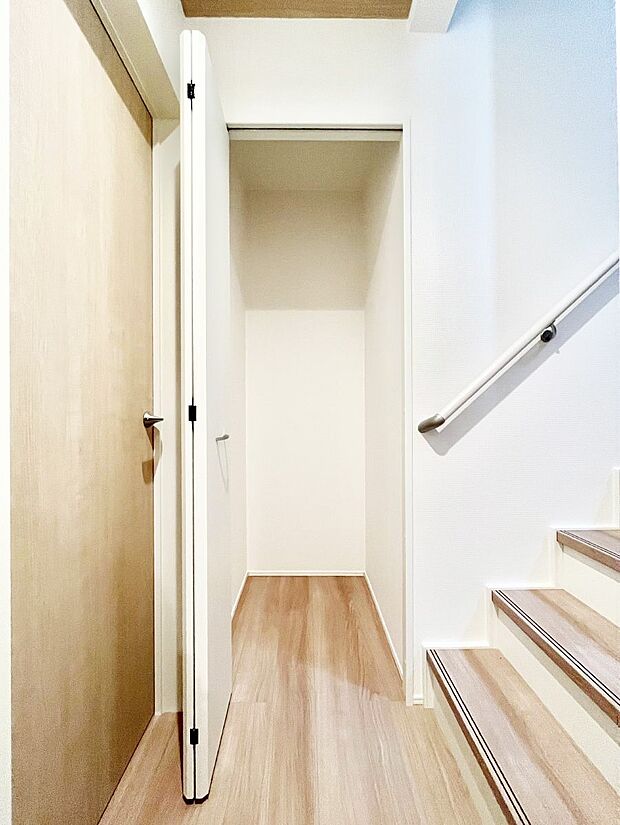 掃除用具や生活雑貨の保管に便利な廊下収納  