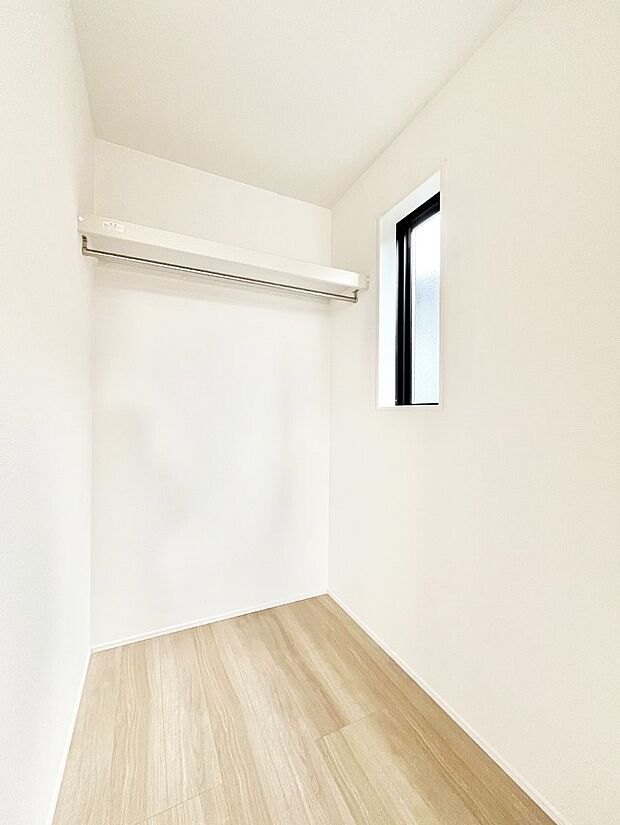 ウォークインクローゼットの活用で生活空間スッキリ