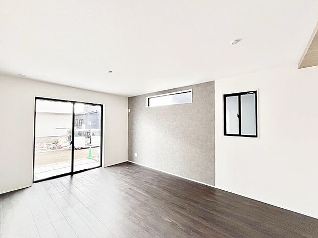 大きな窓からたっぷりの陽光と風を感じられるリビング