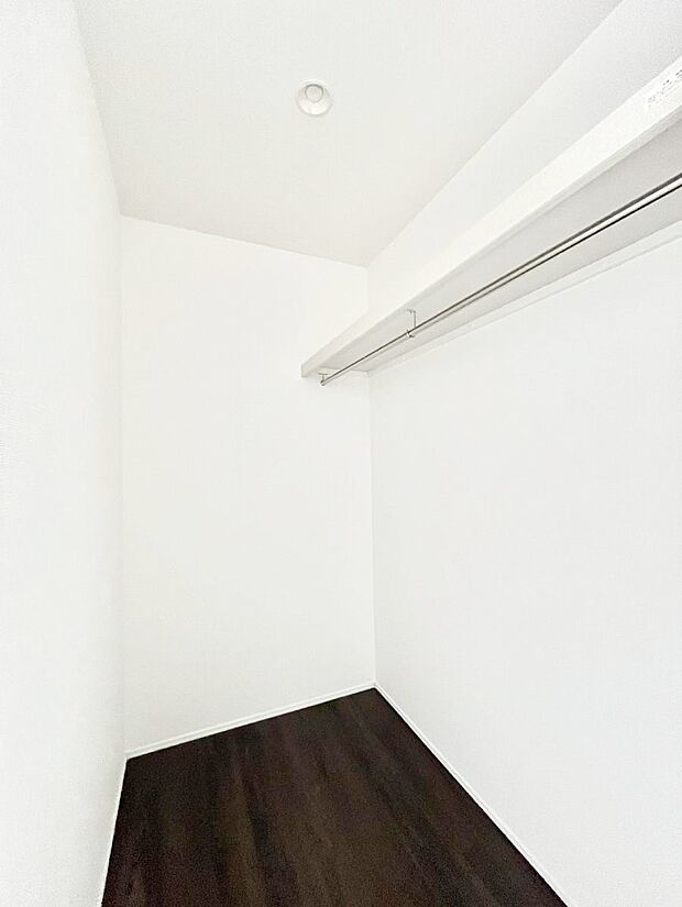 ウォークインクローゼットの活用で生活空間スッキリ