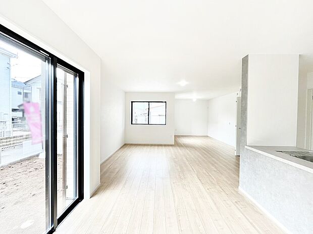 ~Living~ 飽きの来ないシンプルでおしゃれなLDK。大きな窓から日差しが差し込むので室内も明るく、家族の憩いの場としてピッタリです。開放感と日当たりの良さを是非ご覧ください!