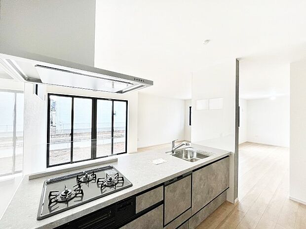 ~Kitchen~ リビングが見渡せるカウンターキッチン。 料理をしながら家族とコミュニケーションをとれるだけでなく、大きな開放感も得ることができます。 お子様の成長も感じることができますね!