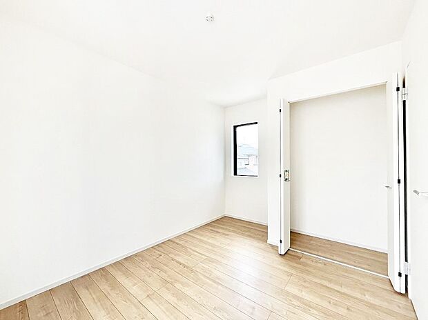 ~Bed Room~ 部屋数が多いのが戸建てのメリットです。ご家族が増えたことで手狭に感じていた住まいも戸建てでは各居室プライバシーを保つことができます。住まいにゆとりが生まれ心もリラックスできます♪