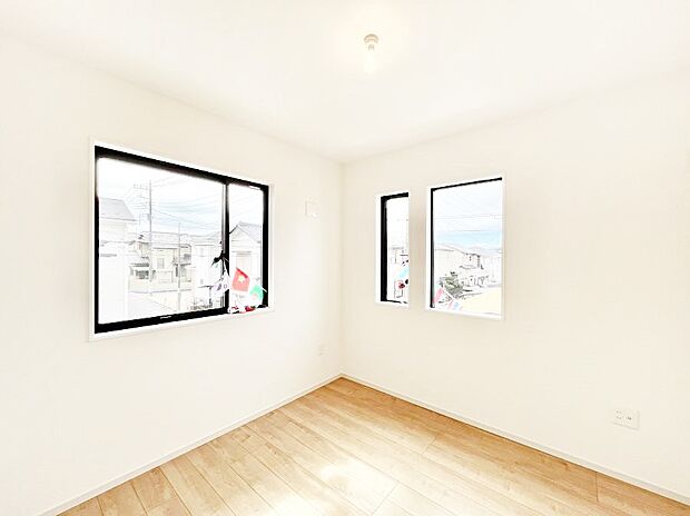 ~Bed Room~ 子供部屋はお子様にとって大変重な役割があります。子供一人で過ごす空間を与えることで、宿題や勉強時間も自然と増えまた自ら部屋の片付けや掃除なども促すことに繋がります。