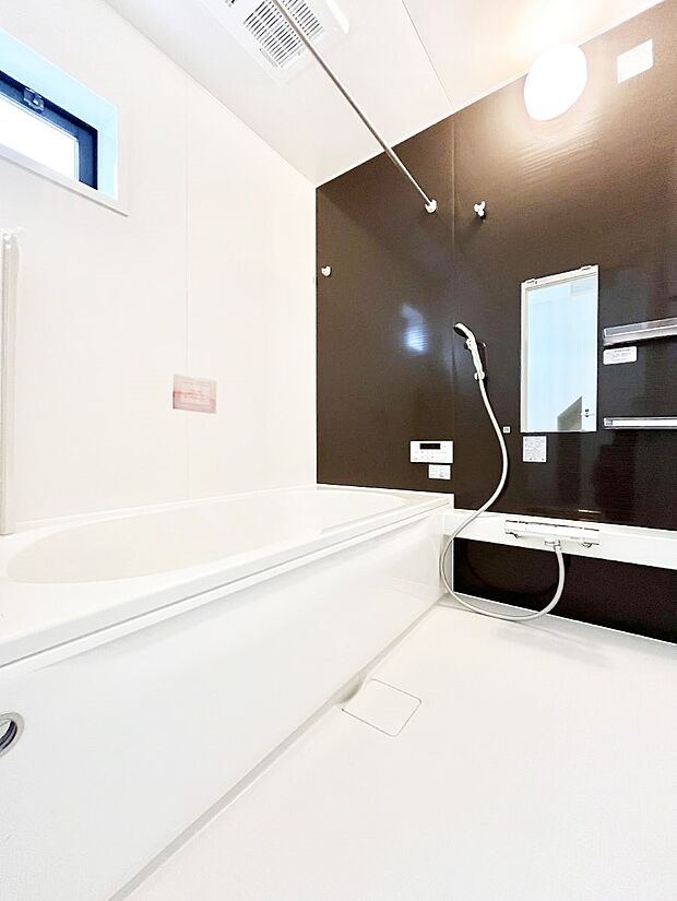 ~Bath Room~ 落ち着いた雰囲気の浴室で明日に向けてリフレッシュ。浴室乾燥機能も付いているので隣の洗濯機置き場で洗い上がった洗濯物を、雨の日も天気を気にせず乾燥させることも可能です。