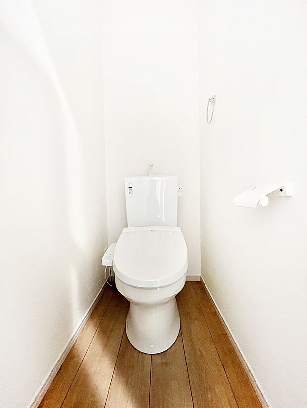 ~Toilet~ 綺麗・スッキリ・快適なウォシュレット付トイレでくつろげる空間です。トイレは毎日使わざるを得ないもの。いつも清潔を保ちたいですね。トイレが2ヶ所あるので朝の混雑時に便利です!