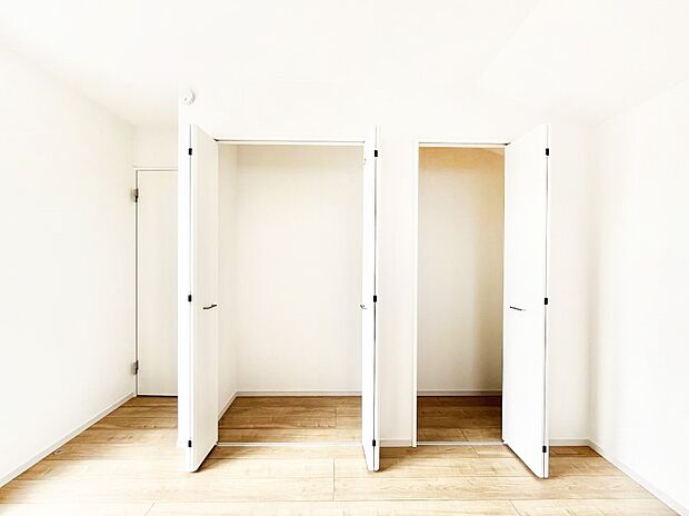 ~Closet~ 壁面クローゼットがあればタンスを置く必要がなく、出っ張りのないスッキリ空間を維持できます。限られたスペースを有効に活用できそう。季節の衣類や趣味の品などたっぷり収納出来ますね♪