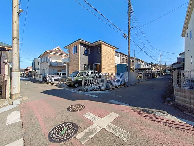 前面道路：角地 ： 南 3.99m 公道、西 3.99m 公道  角地のため陽当たり良好。駐車の出し入れもらくらくです！ご不明点・現地見学のご希望は、お気軽にお問い合わせください！