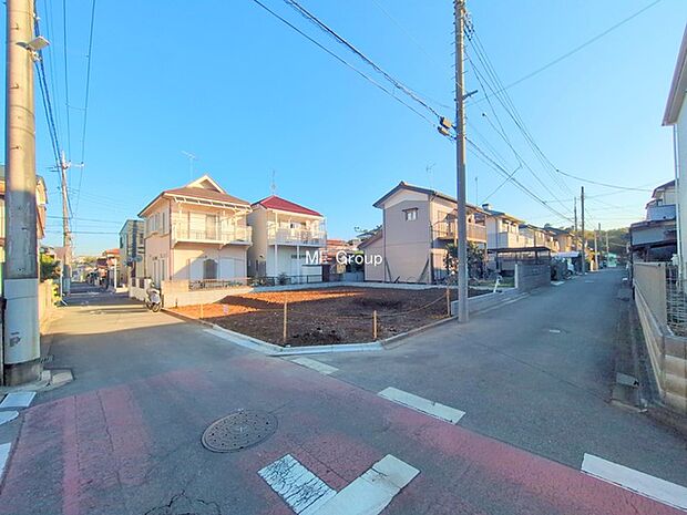 前面道路:角地 : 南 3.99m 公道、西 3.99m 公道 角地のため陽当たり良好。駐車の出し入れもらくらくです!ご不明点・現地見学のご希望は、お気軽にお問い合わせください!