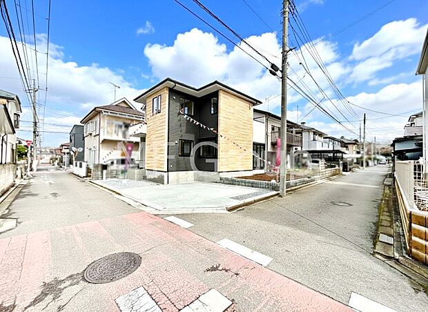 前面道路：角地 ： 南 3.99m 公道、西 3.99m 公道  角地のため陽当たり良好。駐車の出し入れもらくらくです！ご不明点・現地見学のご希望は、お気軽にお問い合わせください！
