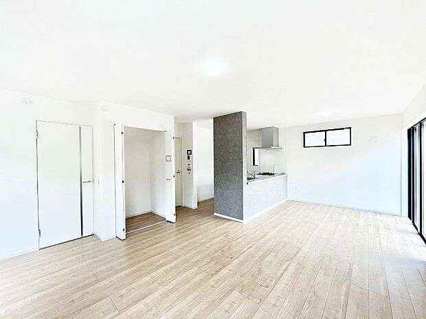 ~Living~ 家族の食事や団らんのほか、子どもを遊ばせたり、友人を招いたりするLDKは住まいの中心。長時間過ごす場所だから、その空間は住まい全体の居心地を左右します。