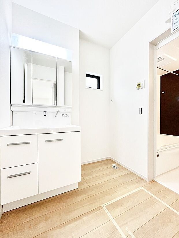 ~Dressing Room~ 清潔感溢れる色合いで統一されていると、スッキリと整った印象をうけます。 鏡の裏にはたっぷりと収納スペースを標準装備! 水廻りは、シンプルかつ機能性を重視して。