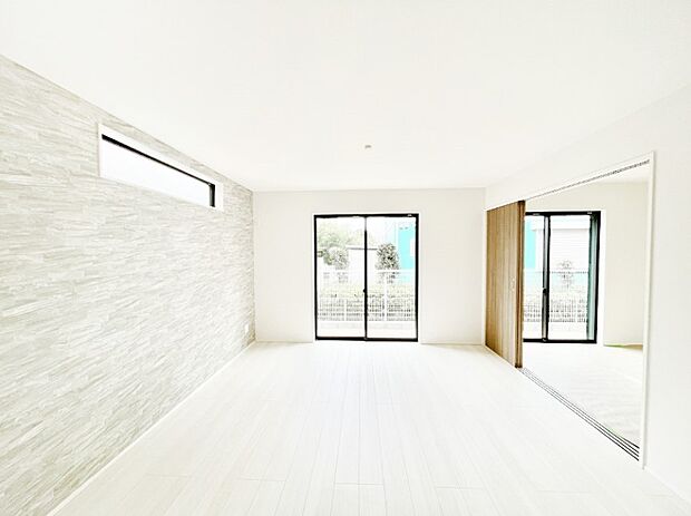 大きな窓からたっぷりの陽光と風を感じられるリビングダイニング