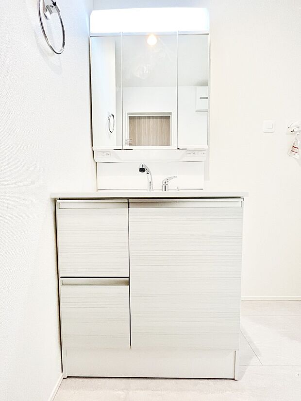 三面鏡キャビネット・シャワー付き洗面化粧台で忙しい朝の身支度もスムーズに!