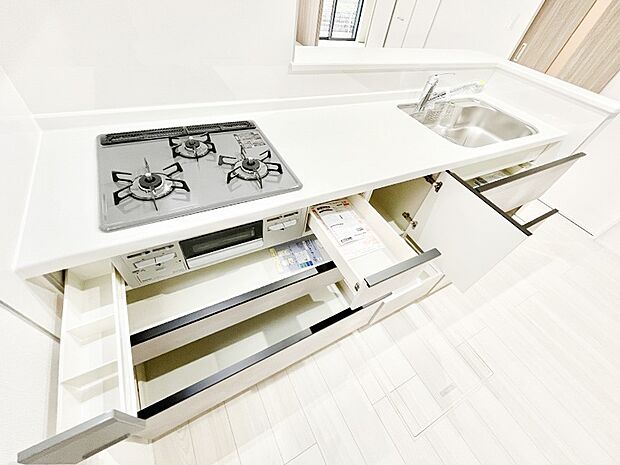 収納スペースもたっぷり!広々とした作業スペースで家事もラクラク!